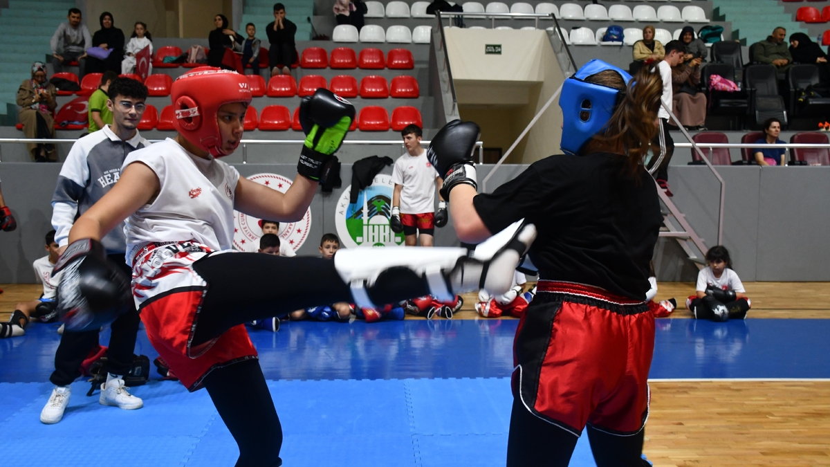 Akyazı’da Amatör Spor Haftası Coşkusu! Sporun Birleştirici Gücü Salona Sığmadı