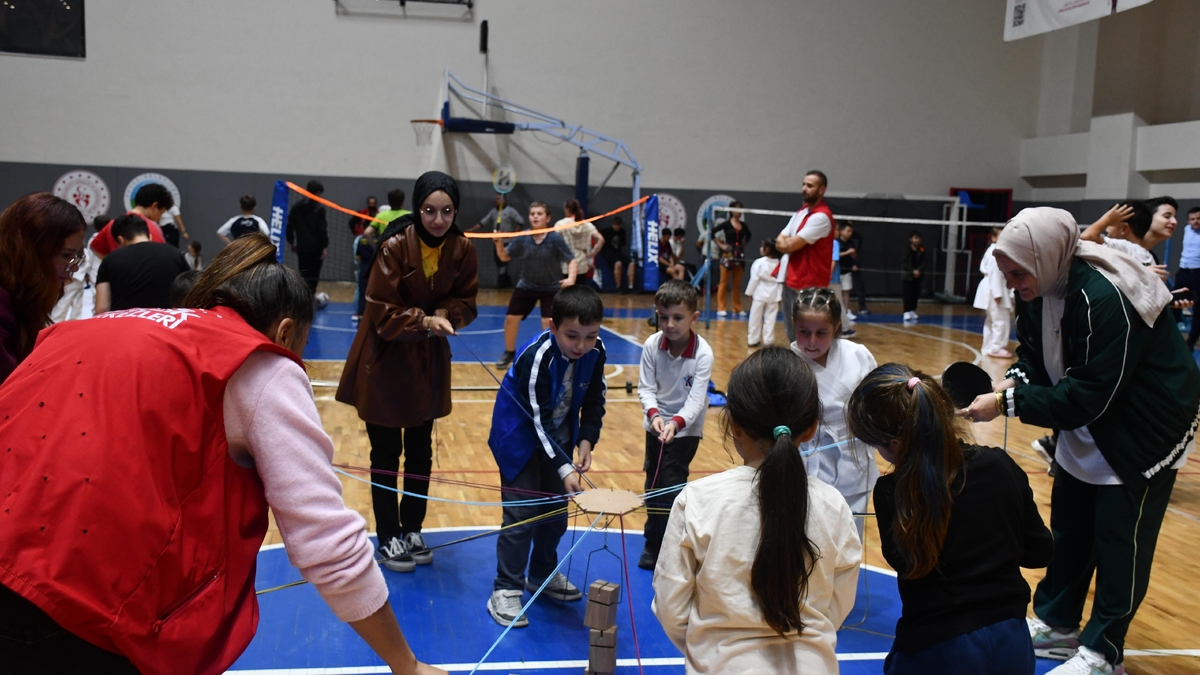 Akyazı’da Amatör Spor Haftası Coşkusu! Sporun Birleştirici Gücü Salona Sığmadı