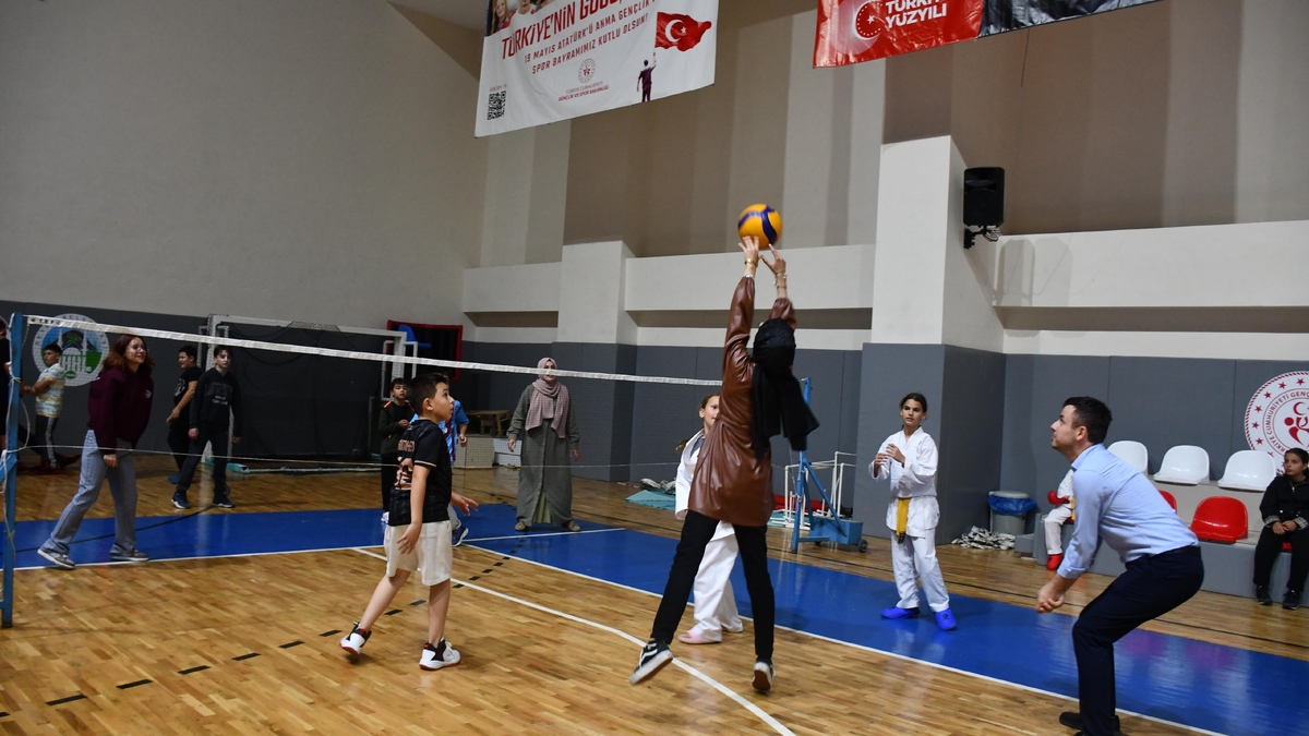 Akyazı’da Amatör Spor Haftası Coşkusu! Sporun Birleştirici Gücü Salona Sığmadı