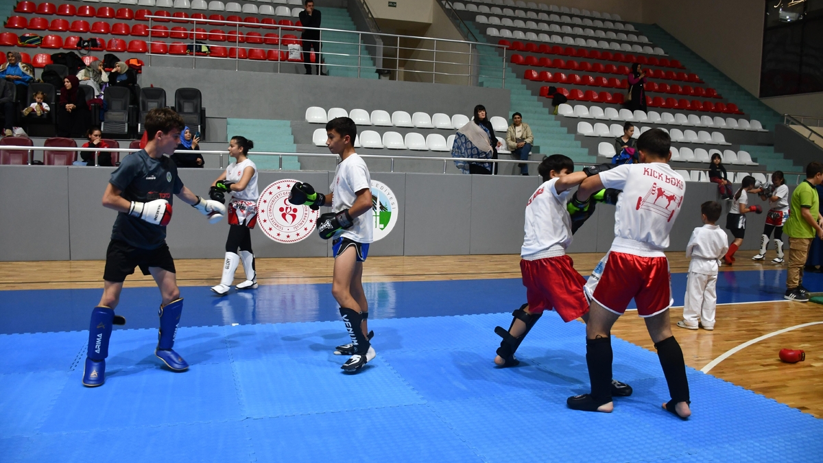 Akyazı’da Amatör Spor Haftası Coşkusu! Sporun Birleştirici Gücü Salona Sığmadı