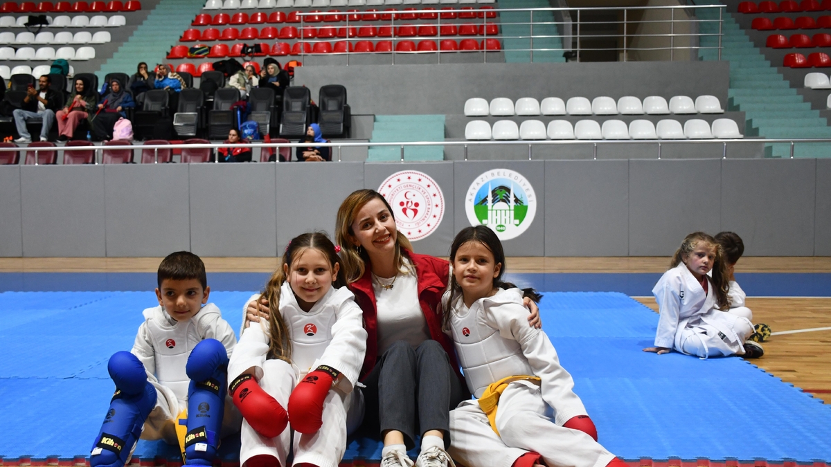 Akyazı’da Amatör Spor Haftası Coşkusu! Sporun Birleştirici Gücü Salona Sığmadı