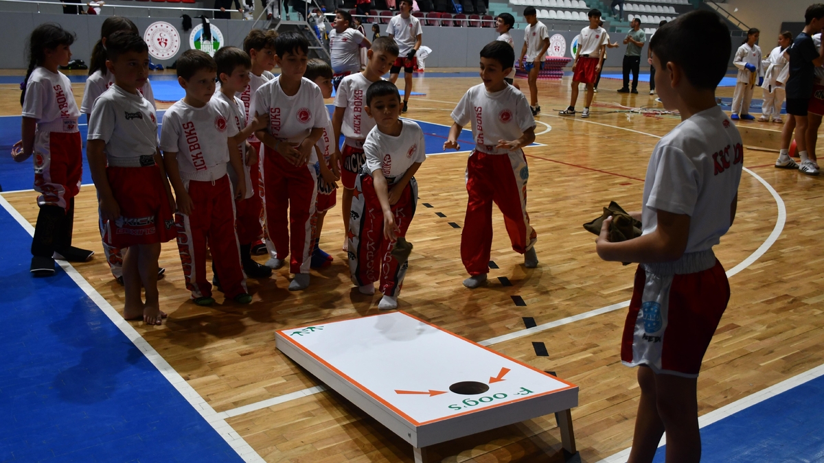 Akyazı’da Amatör Spor Haftası Coşkusu! Sporun Birleştirici Gücü Salona Sığmadı