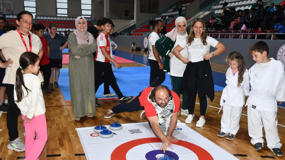 Akyazı’da Amatör Spor Haftası Coşkusu! Sporun Birleştirici Gücü Salona Sığmadı