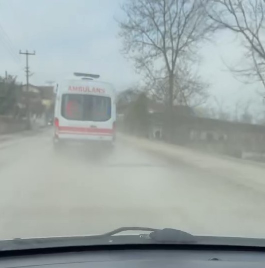 Akyazı’da ambulans bozuk yol nedeniyle dolaştı