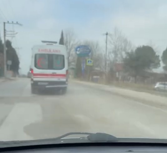 Akyazı’da ambulans bozuk yol nedeniyle dolaştı
