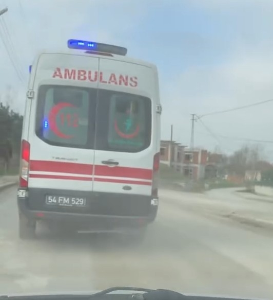 Akyazı’da ambulans bozuk yol nedeniyle dolaştı