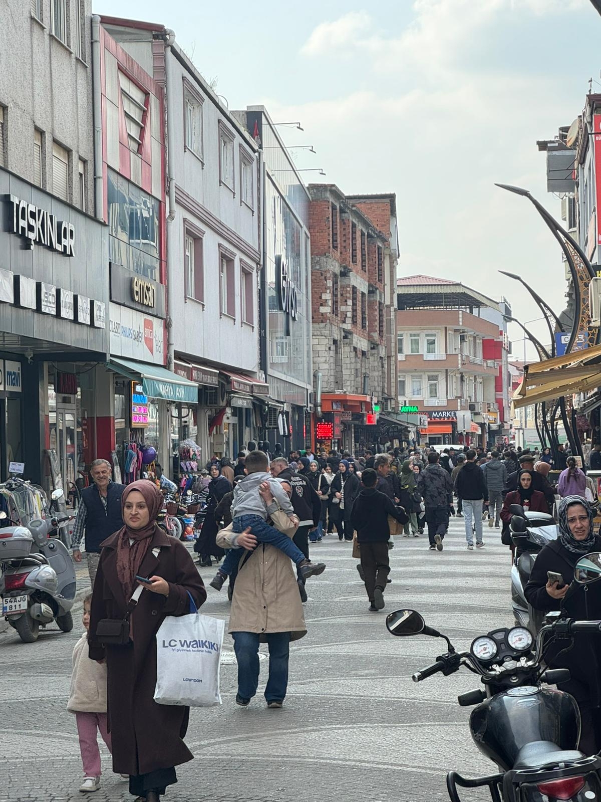 Akyazı’da bayram yoğunluğu artıyor