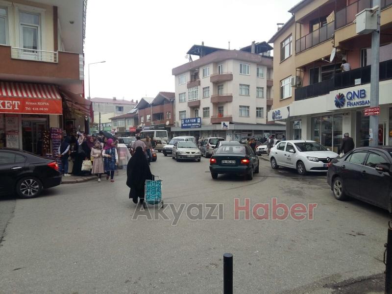 Akyazı’da Bayram Yoğunluğu Esnafın Yüzünü Güldürdü