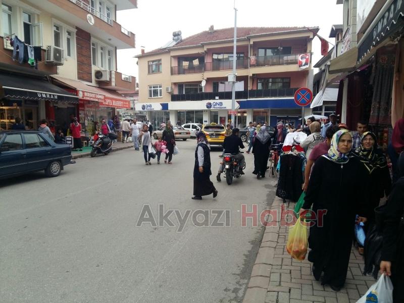 Akyazı’da Bayram Yoğunluğu Esnafın Yüzünü Güldürdü