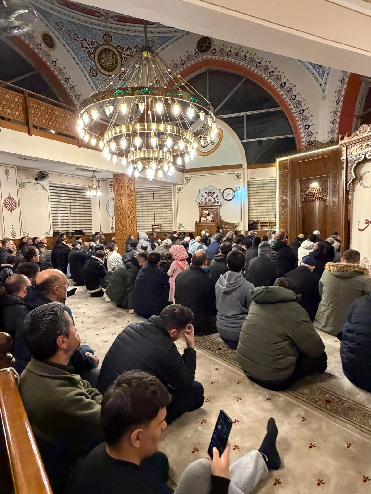 Akyazı’da Berat Gecesi’nde Çocuklara Hediye Sevinci