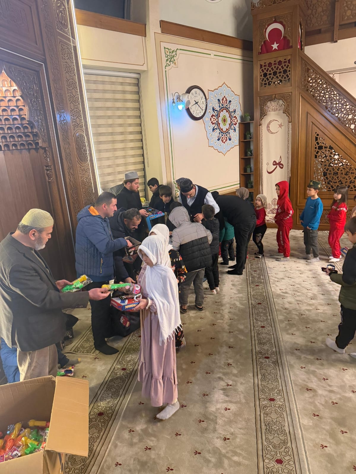 Akyazı’da Berat Gecesi’nde Çocuklara Hediye Sevinci