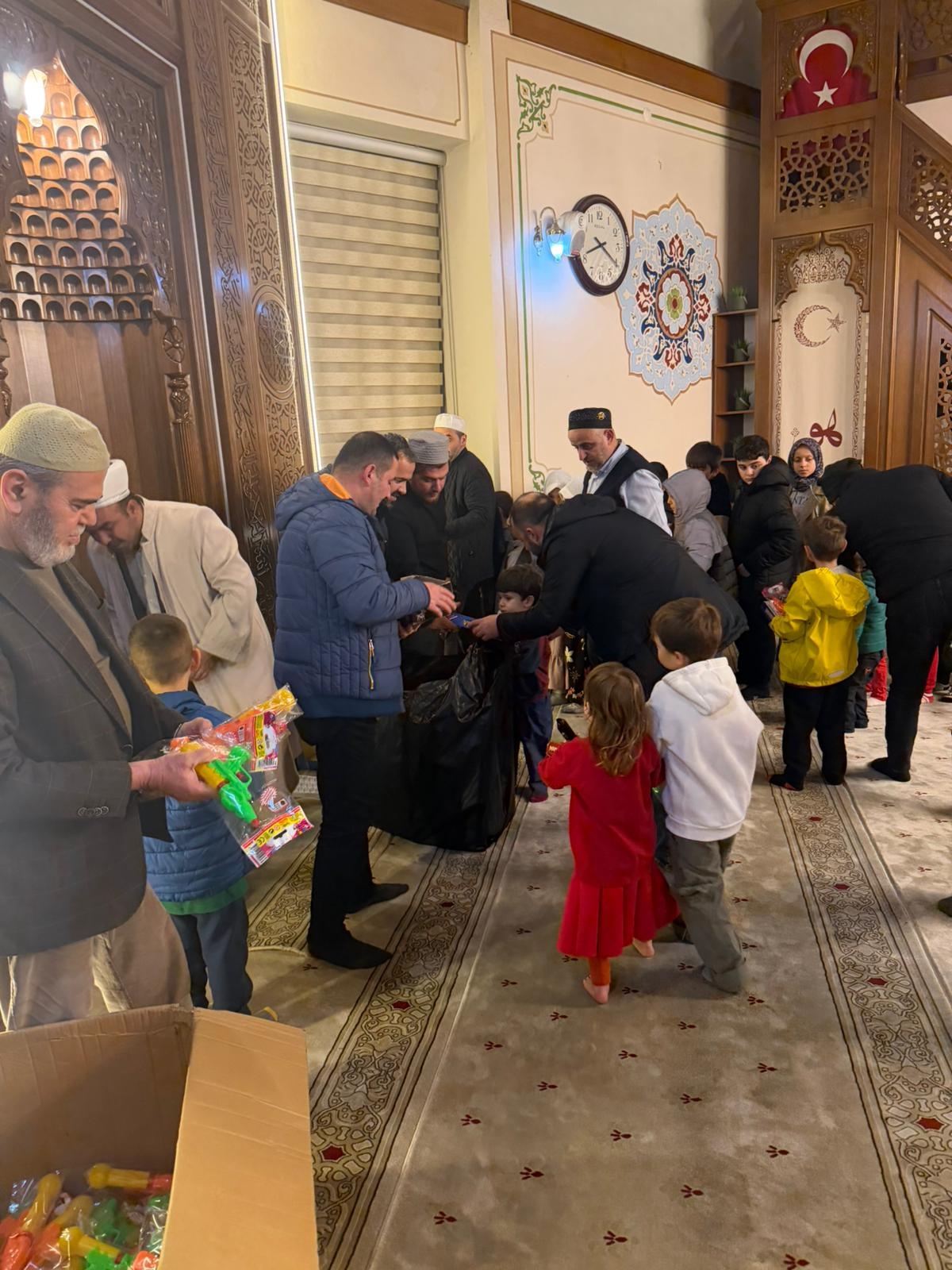 Akyazı’da Berat Gecesi’nde Çocuklara Hediye Sevinci