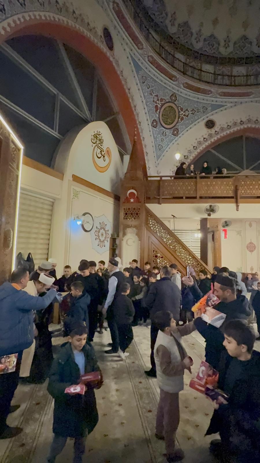 Akyazı’da Berat Gecesi’nde Çocuklara Hediye Sevinci