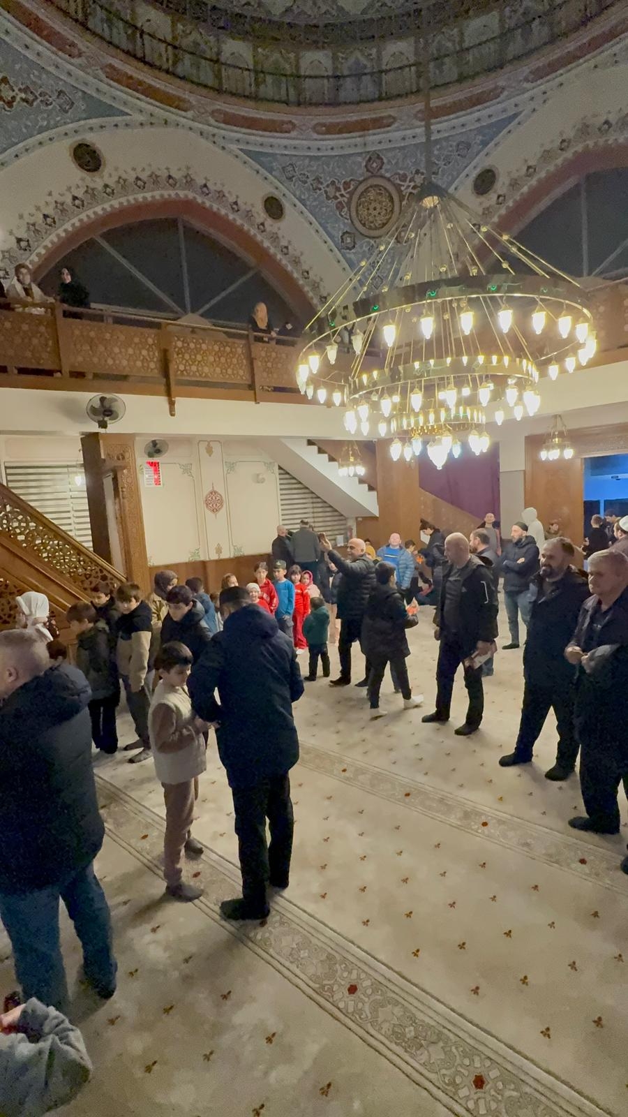 Akyazı’da Berat Gecesi’nde Çocuklara Hediye Sevinci