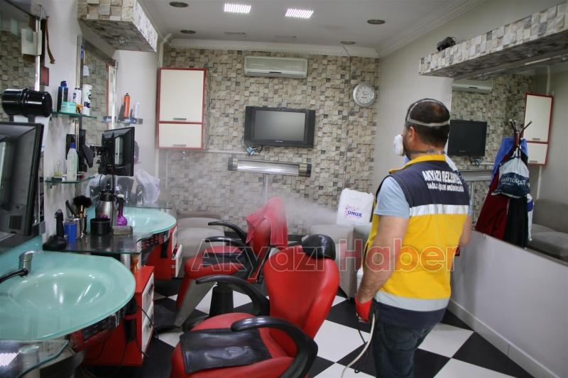 Akyazıda berber ve kuaför dükkanları dezenfekte edildi