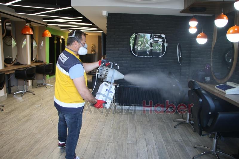 Akyazıda berber ve kuaför dükkanları dezenfekte edildi