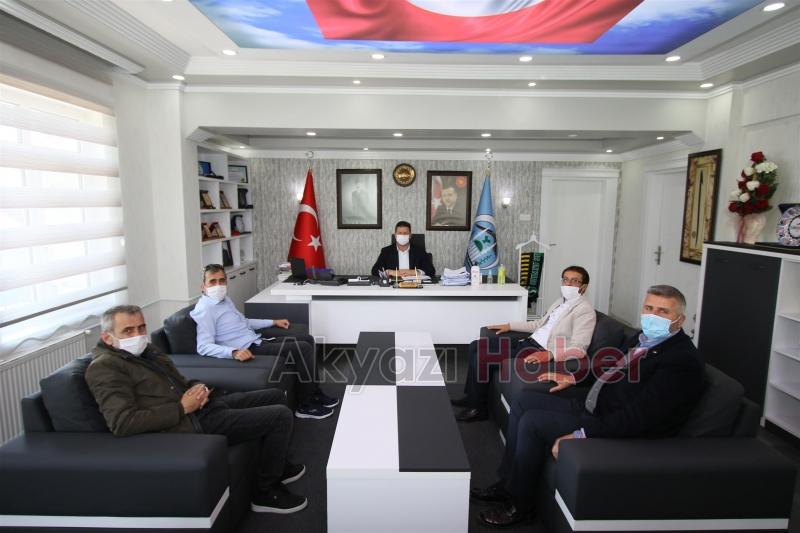 Akyazıda berber ve kuaför dükkanları dezenfekte edildi