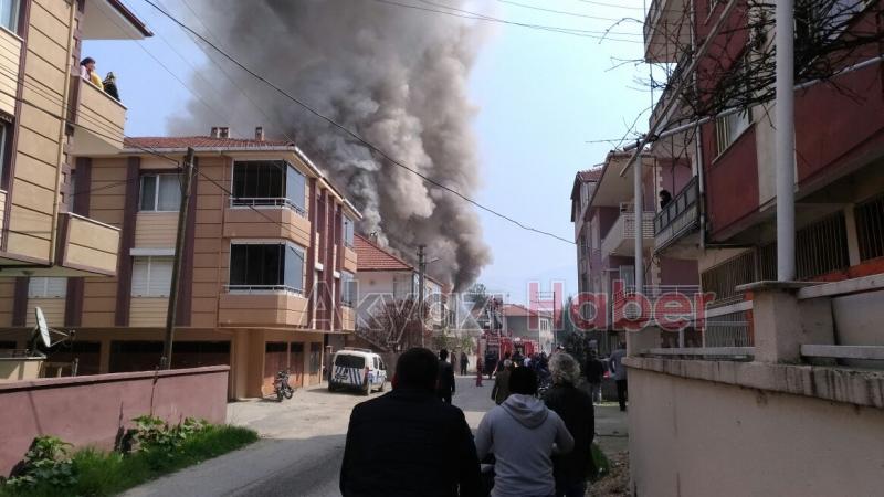 Akyazıda Bina Yangını