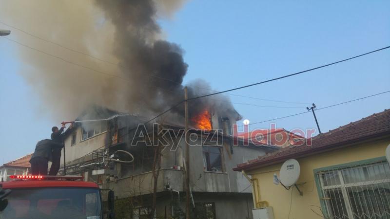 Akyazıda Bina Yangını