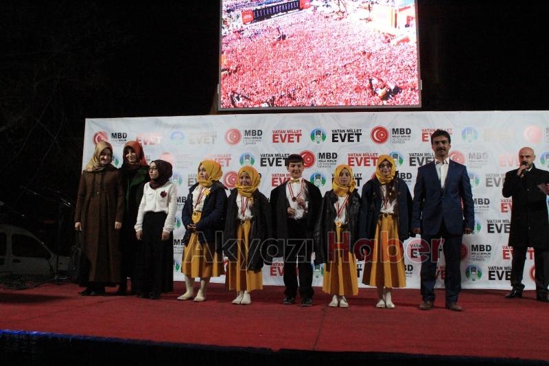 Akyazıda Binler Demokrasi Meydanını Doldurdu