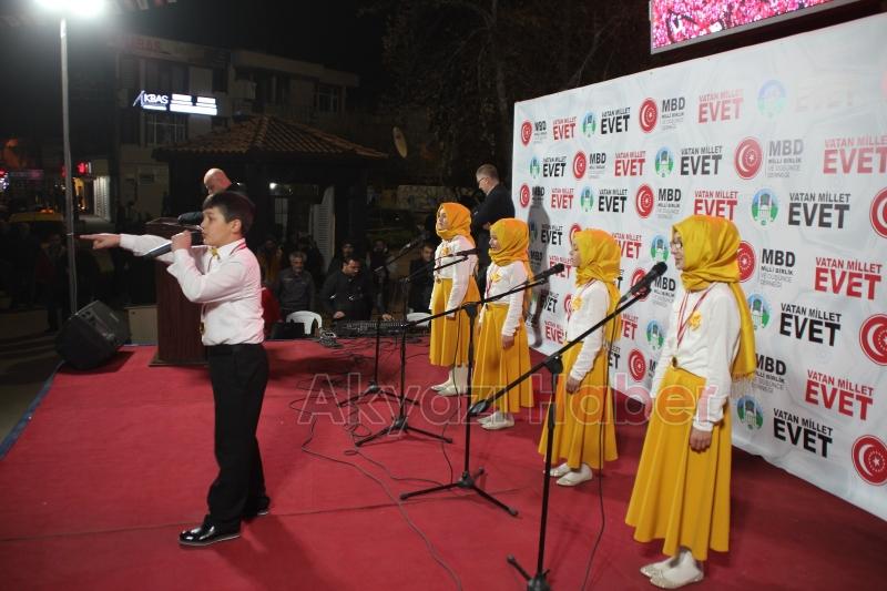 Akyazıda Binler Demokrasi Meydanını Doldurdu