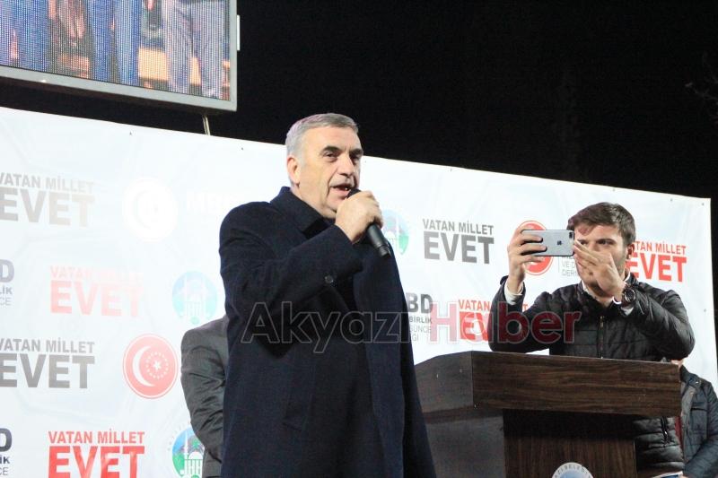 Akyazıda Binler Demokrasi Meydanını Doldurdu