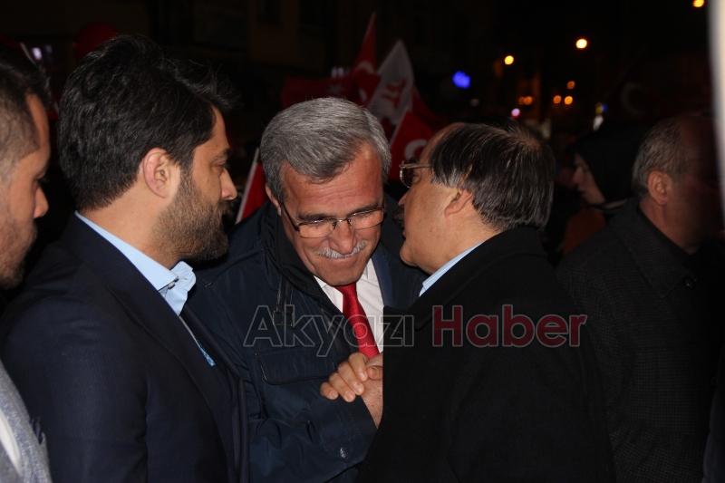 Akyazıda Binler Demokrasi Meydanını Doldurdu