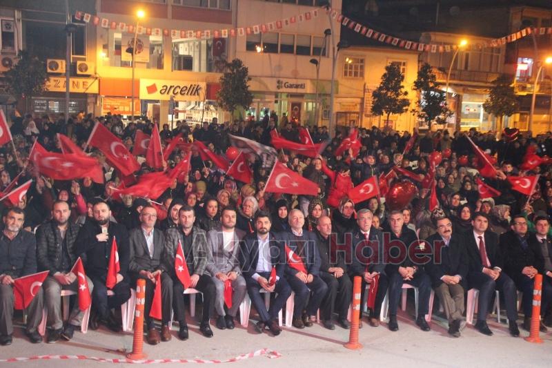 Akyazıda Binler Demokrasi Meydanını Doldurdu