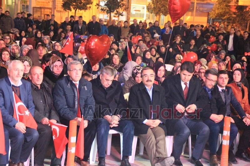 Akyazıda Binler Demokrasi Meydanını Doldurdu
