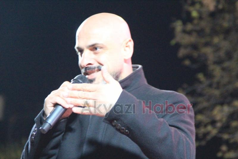 Akyazıda Binler Demokrasi Meydanını Doldurdu