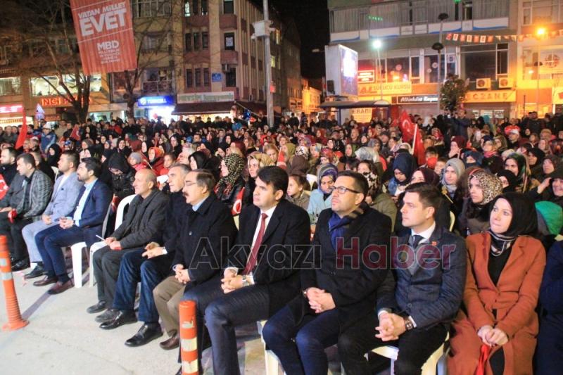 Akyazıda Binler Demokrasi Meydanını Doldurdu