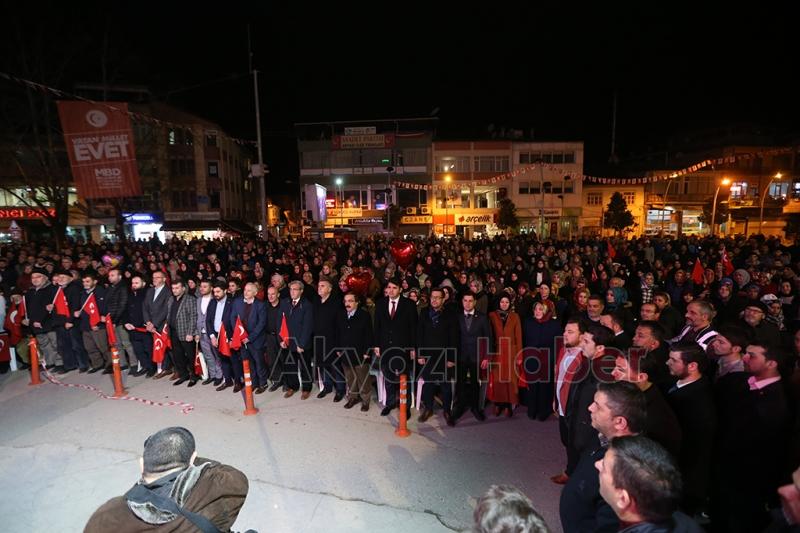 Akyazıda Binler Demokrasi Meydanını Doldurdu
