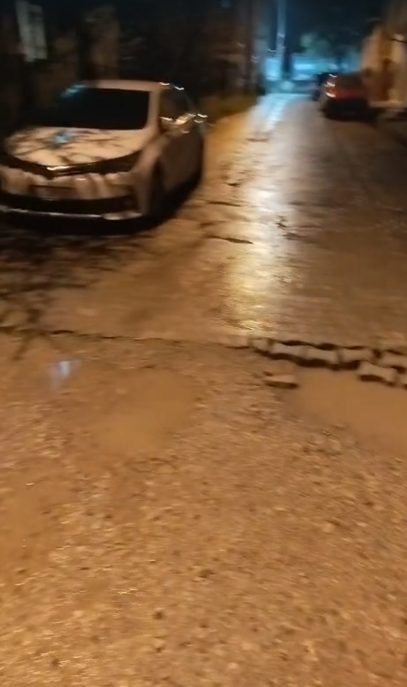 Akyazı’da Bozuk Yol Tepkisi: Yağmurda Sokak Göle Dönüyor