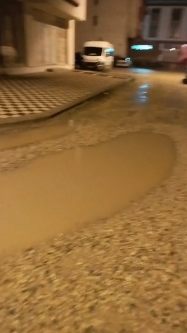 Akyazı’da Bozuk Yol Tepkisi: Yağmurda Sokak Göle Dönüyor