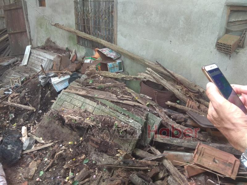  AKYAZI’DA ÇÖP EV TEMİZLENDİ