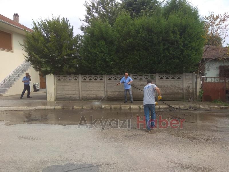  AKYAZI’DA ÇÖP EV TEMİZLENDİ