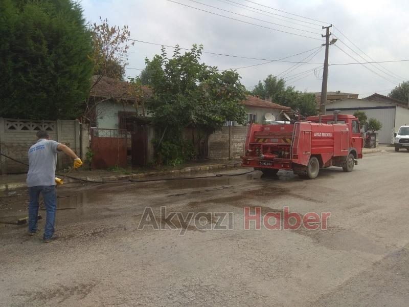  AKYAZI’DA ÇÖP EV TEMİZLENDİ