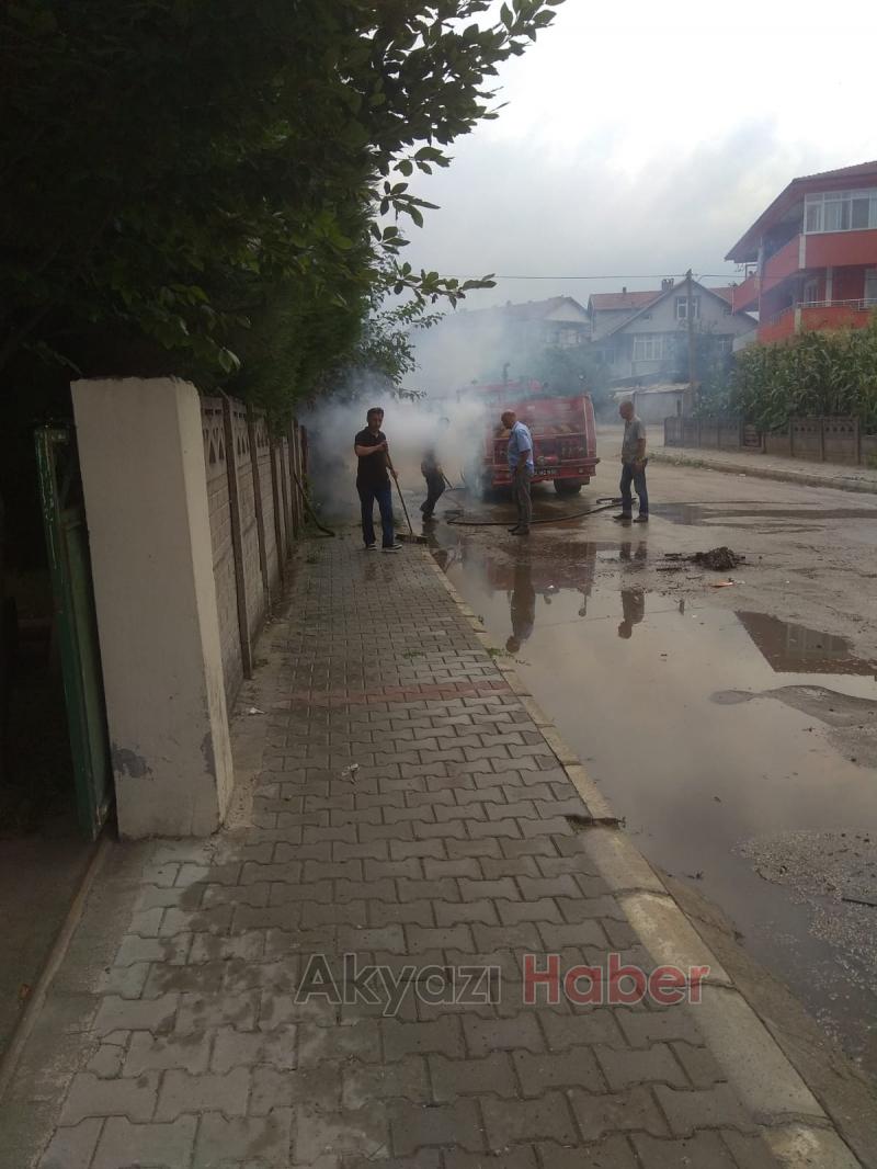  AKYAZI’DA ÇÖP EV TEMİZLENDİ