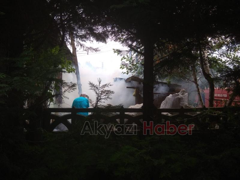  AKYAZI’DA ÇÖP EV TEMİZLENDİ