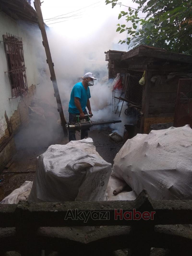  AKYAZI’DA ÇÖP EV TEMİZLENDİ