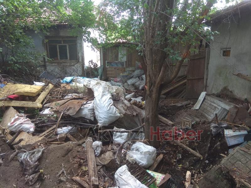  AKYAZI’DA ÇÖP EV TEMİZLENDİ