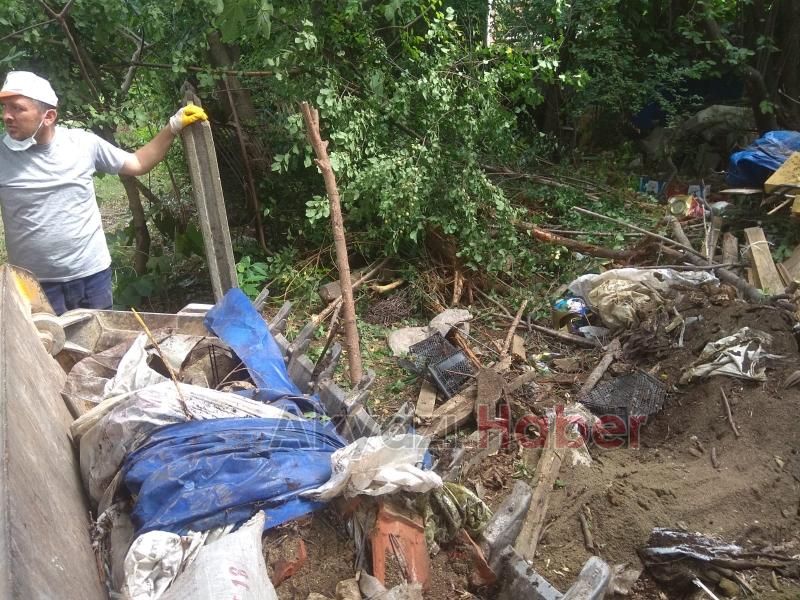  AKYAZI’DA ÇÖP EV TEMİZLENDİ