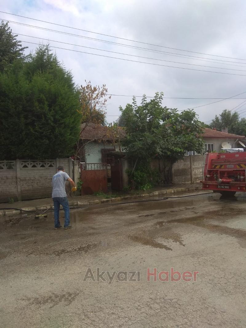  AKYAZI’DA ÇÖP EV TEMİZLENDİ