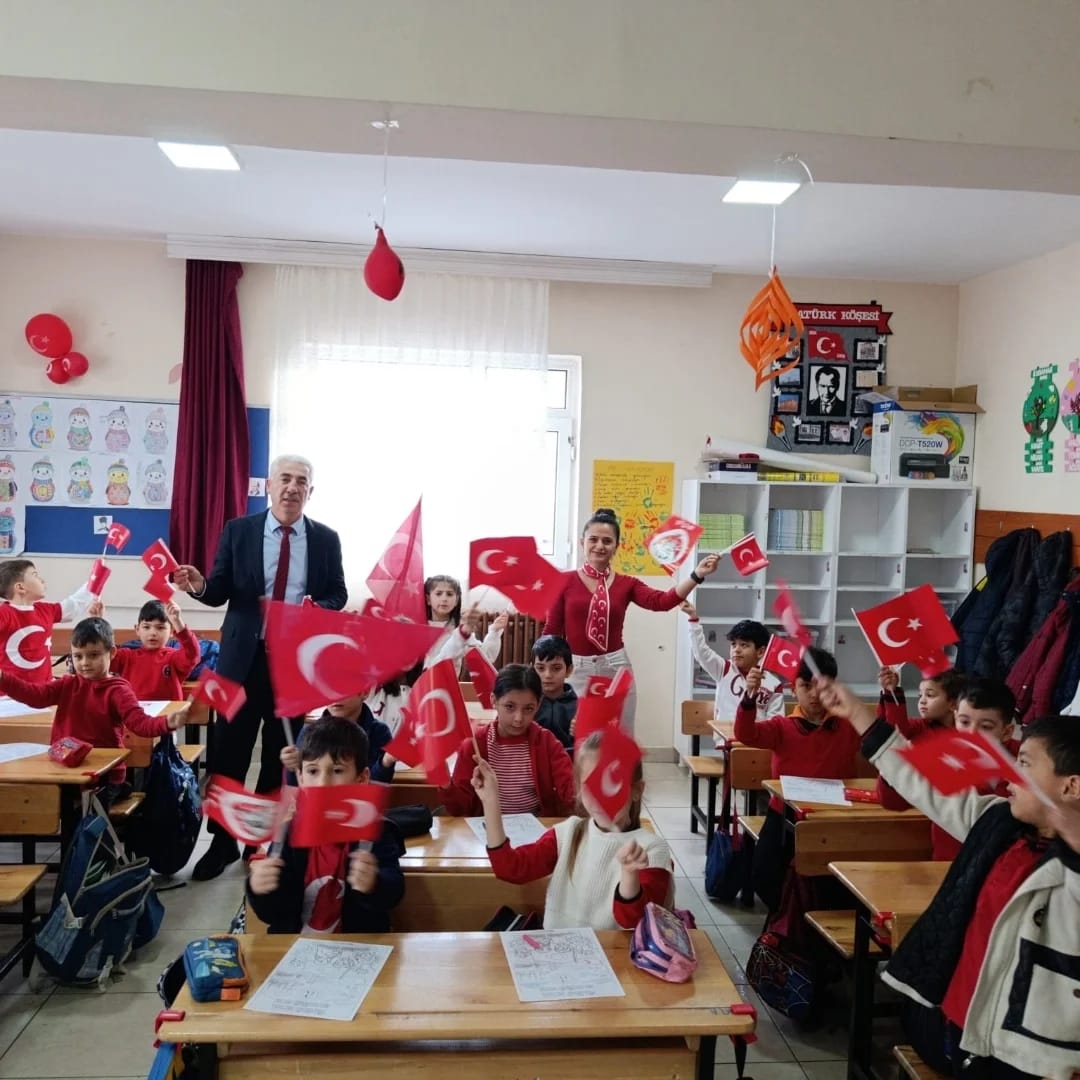 Akyazı’da Ders Zili Bayrak Sevgisiyle Çaldı