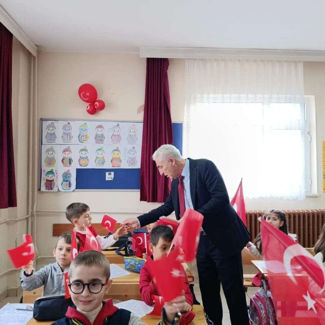 Akyazı’da Ders Zili Bayrak Sevgisiyle Çaldı