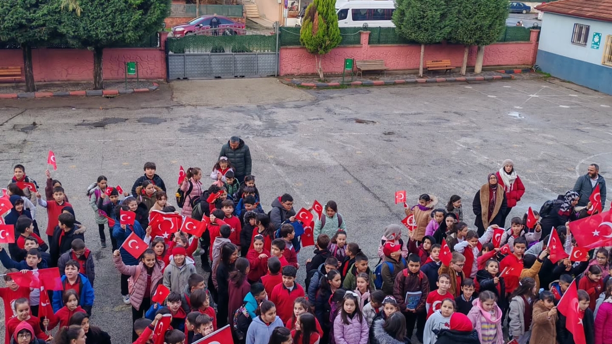 Akyazı’da Ders Zili Bayrak Sevgisiyle Çaldı