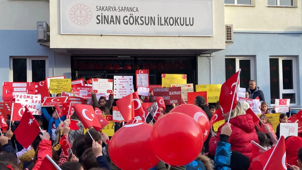 Akyazı’da Ders Zili Bayrak Sevgisiyle Çaldı