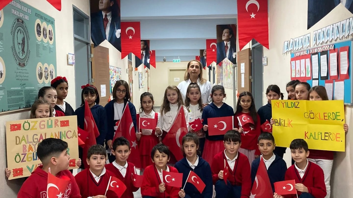 Akyazı’da Ders Zili Bayrak Sevgisiyle Çaldı