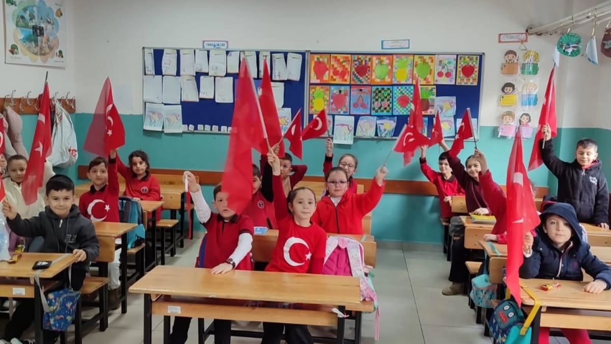 Akyazı’da Ders Zili Bayrak Sevgisiyle Çaldı