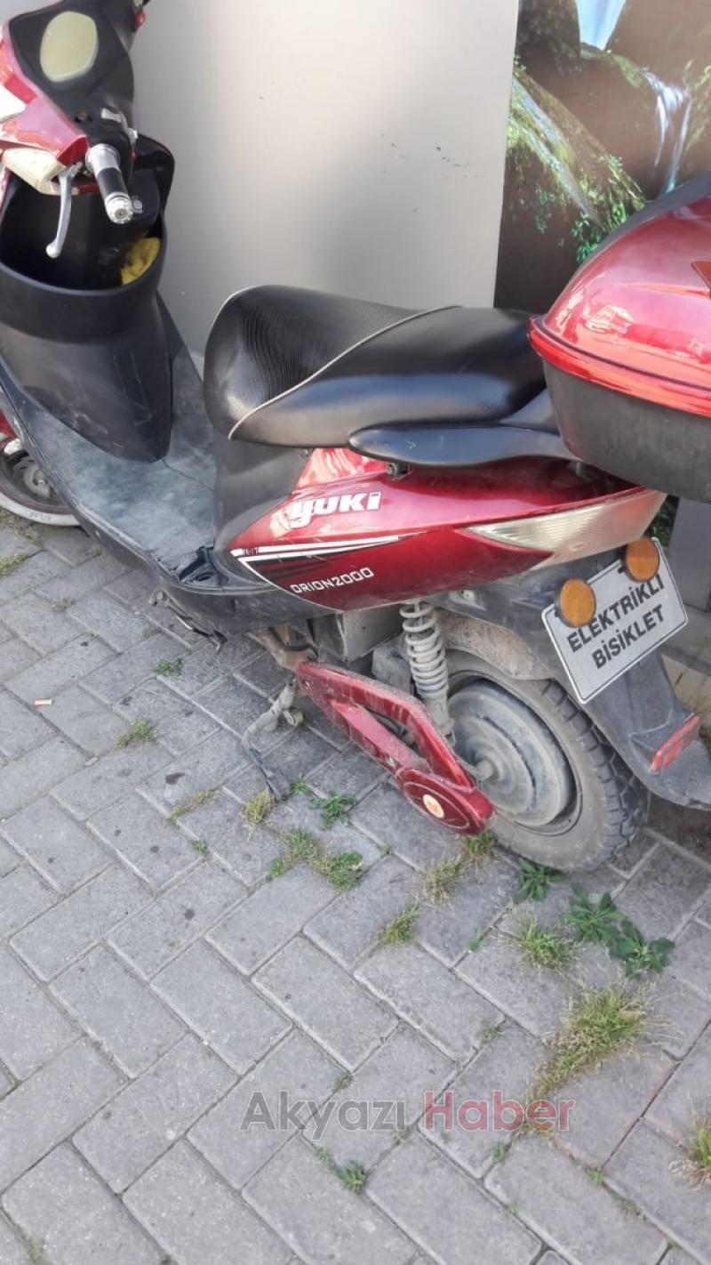 Akyazıda elektrikli bisikletle kaza yapan genç yaralandı